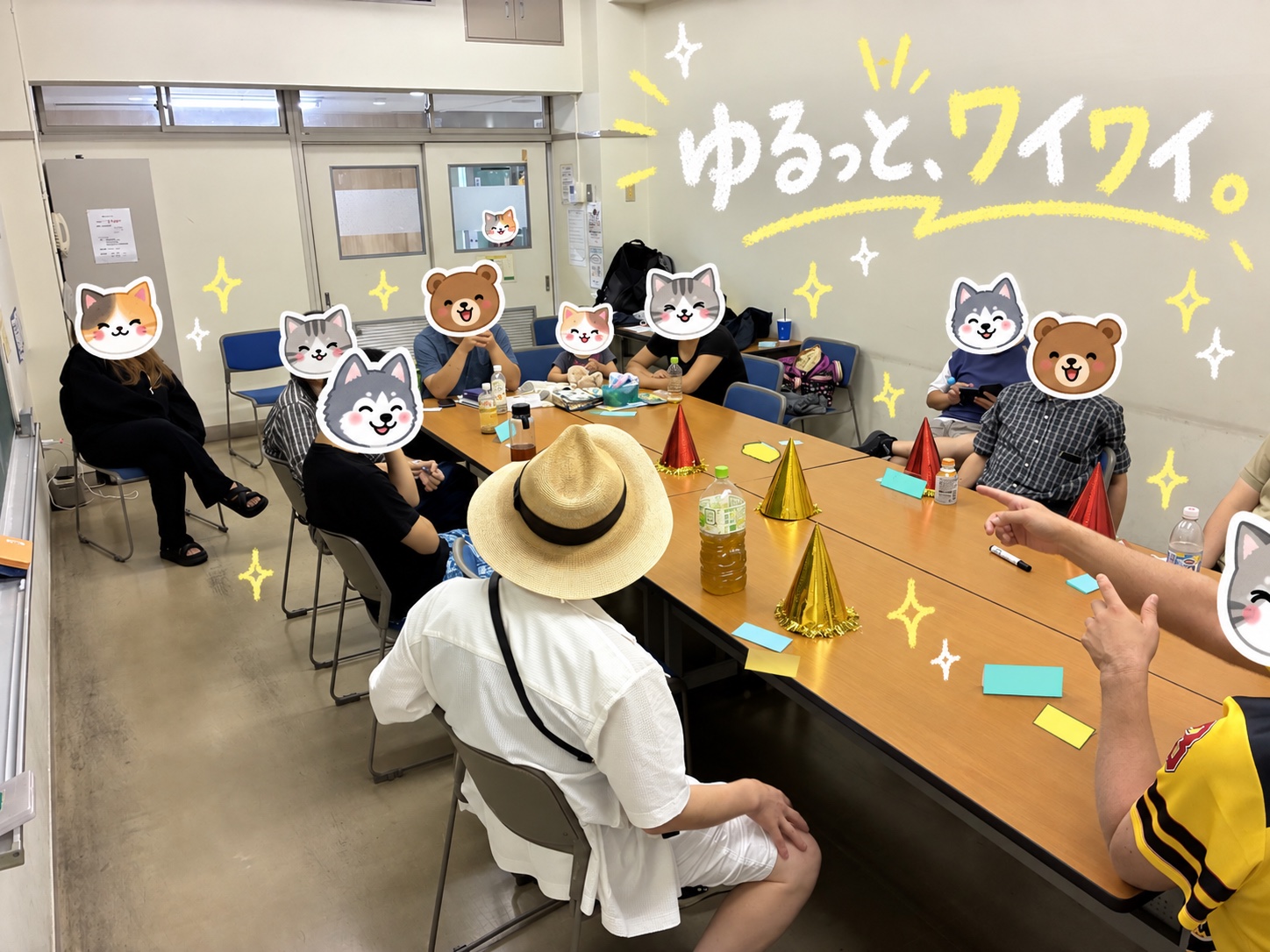 テーブルを囲んでお題人狼を楽しむ会場の様子、参加者の顔には動物のスタンプ